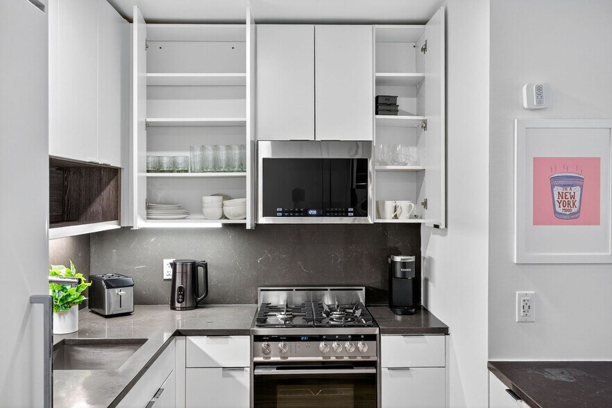 Building Photo - 68 W 37th St