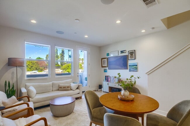 Building Photo - Welcome to your modern La Mesa townhome wi...