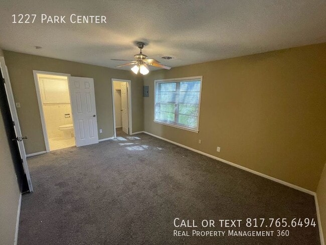 Building Photo - 1227 Park Center St