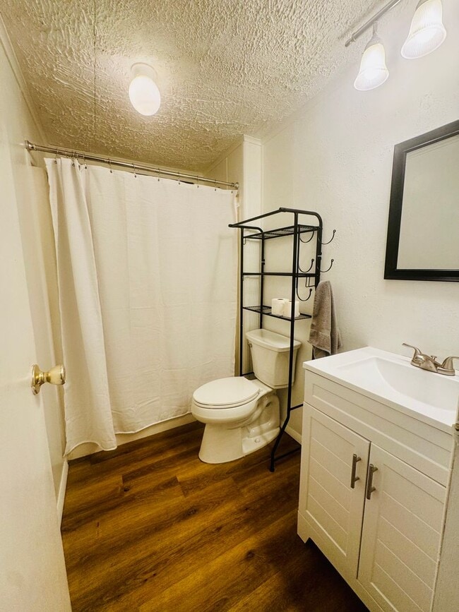 Building Photo - Welcome to your Florida retirement dream in desirable Hollywood Estates.