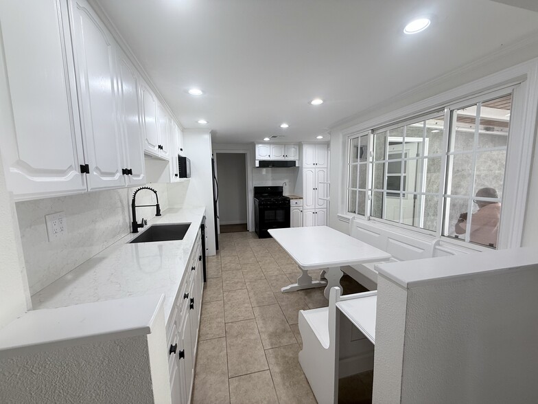 Building Photo - 11130 Canby Ave