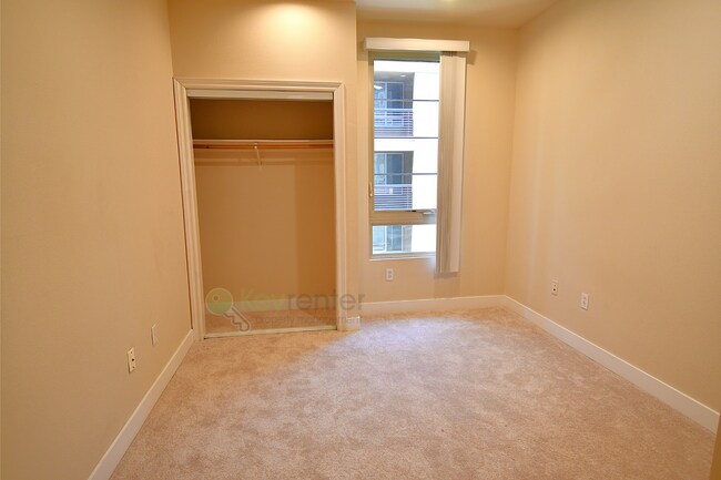 Building Photo - Easy access to the 163, 5, and 94 freeways...