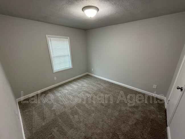 Building Photo - 705 N Main St