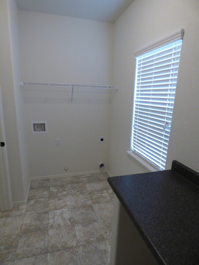 Building Photo - 4 Bed / 2.5 Bath Home in Windsor!