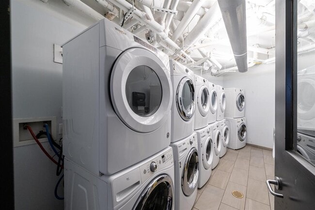 Building Photo - 1025 MAXWELL Ln