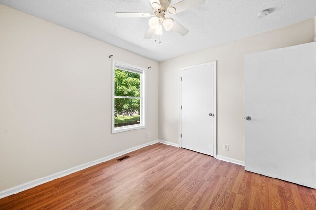 Building Photo - Charming Brick Ranch with Spacious Living Areas & Beautiful Bay Window Views!