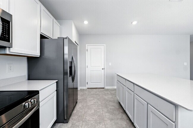 Building Photo - 4 Bed / 2.5 Bath Home – Available Septembe...