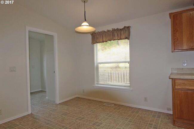 Building Photo - 3 Bedroom Home with Amazing Views