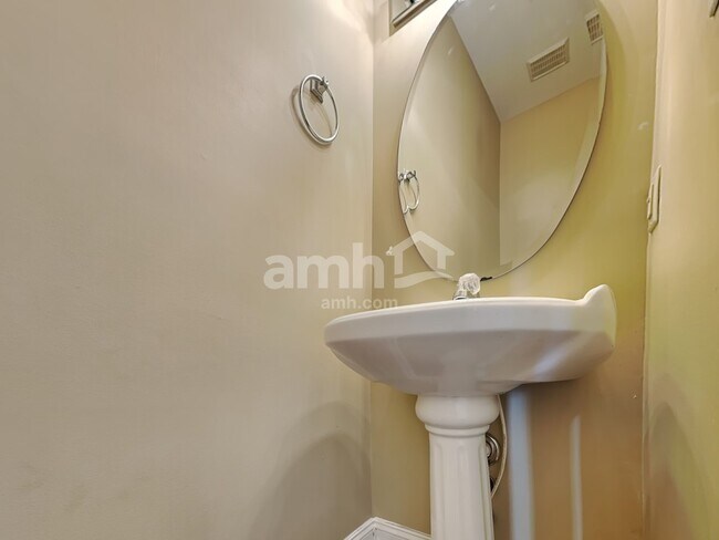 Building Photo - 347 Mockingbird Ln