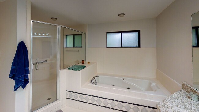 Building Photo - LOOK!  Park Avenue- 4 Bedroom/3 Bath - BEAUTIFUL!