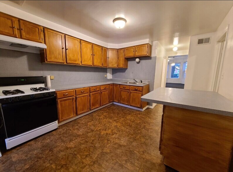 Building Photo - 1235 N Artesian Ave