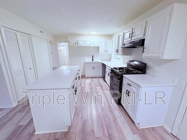 Building Photo - 76 S Meadowcliff Dr