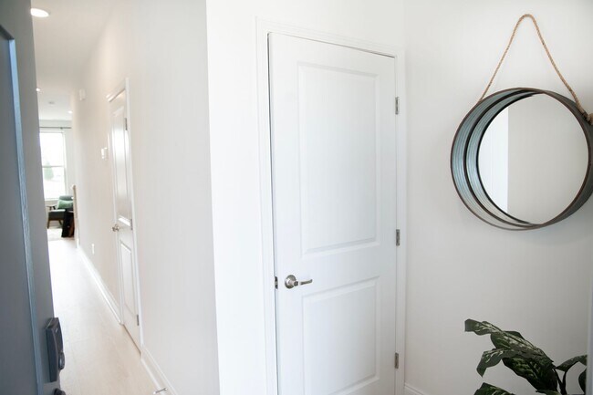 Building Photo - Modern 3-Bed, 2.5-Bath Townhome — $1000 Move-In Credit!