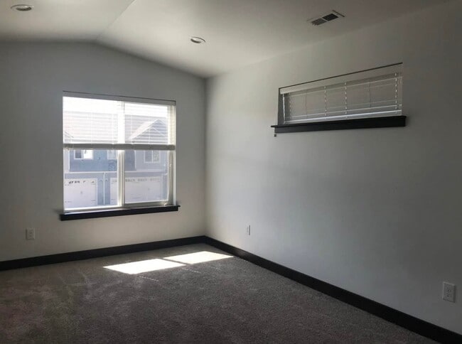 Building Photo - 1072 Rosa Way