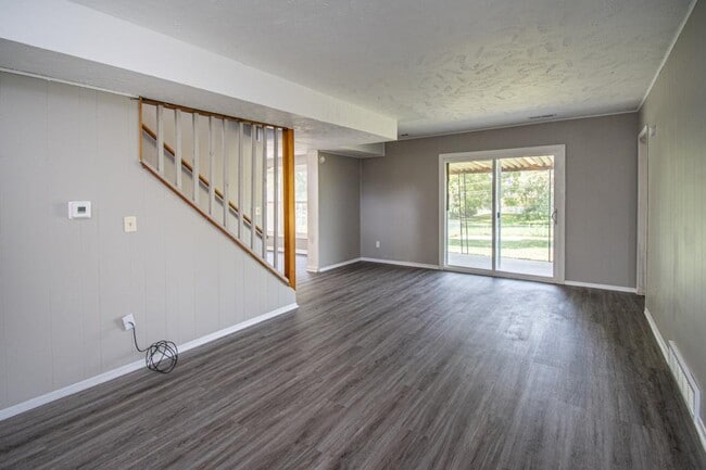 Building Photo - 1220 Hillcrest Dr