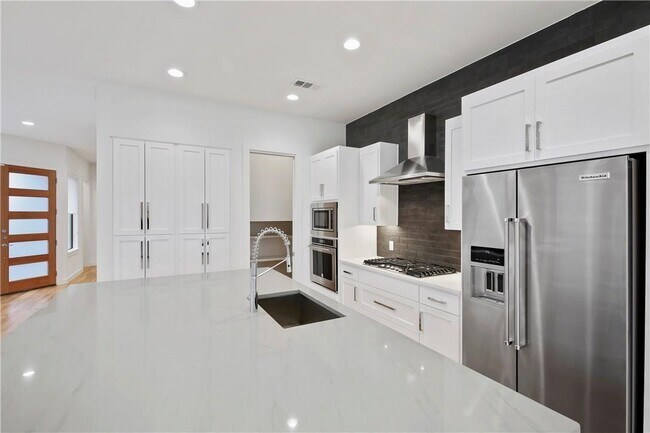 Building Photo - 2407 Douglas Ave