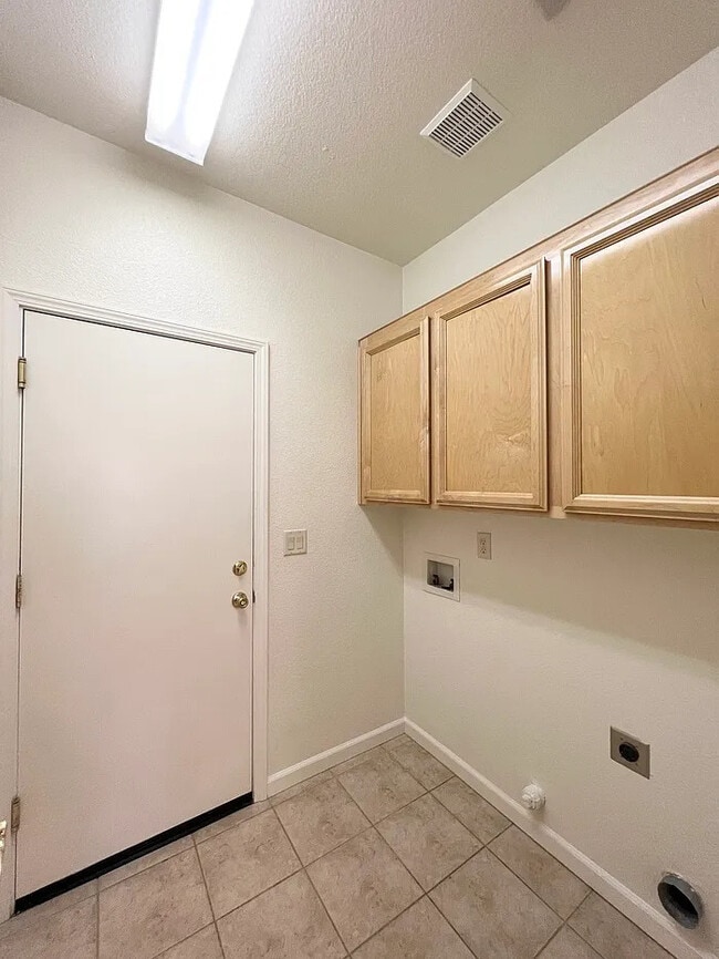 Building Photo - Beautiful One-Level Ranch-Style Home in Ro...