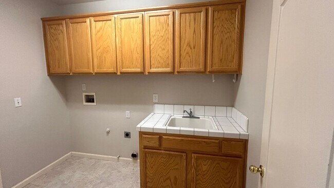 Building Photo - Just listed