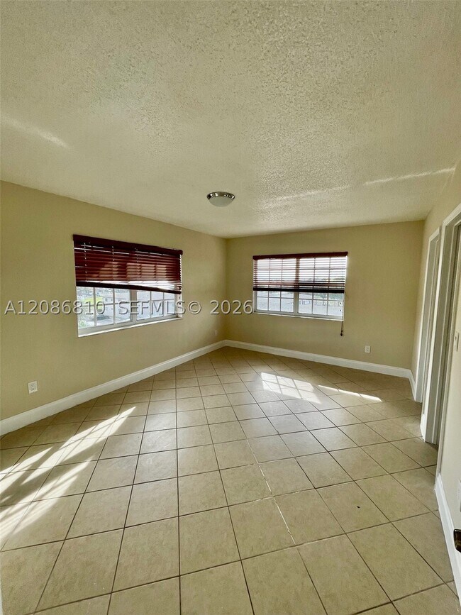 Building Photo - 1035 W 77th St