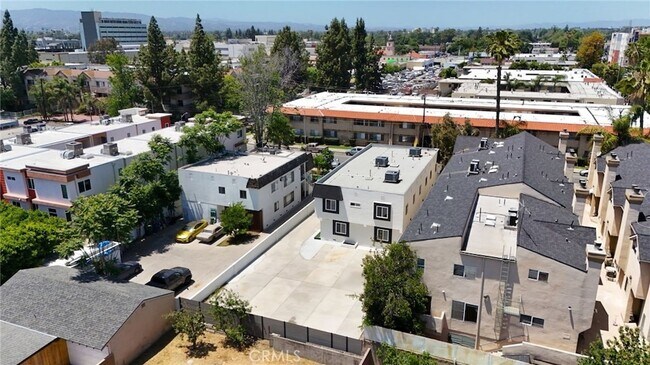 Building Photo - 7010 Lennox Ave