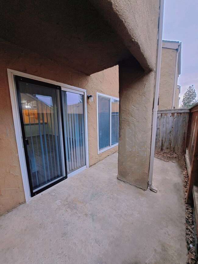 Building Photo - Charming 2-Bedroom Townhome in Fresno – Spacious Layout, Modern Kitchen & Community Amenities!