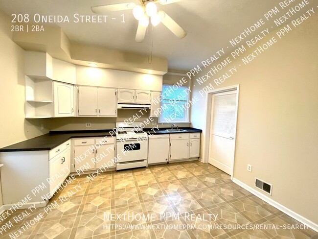 Building Photo - Great 2 bedroom,1-1/2 bath home with laund...