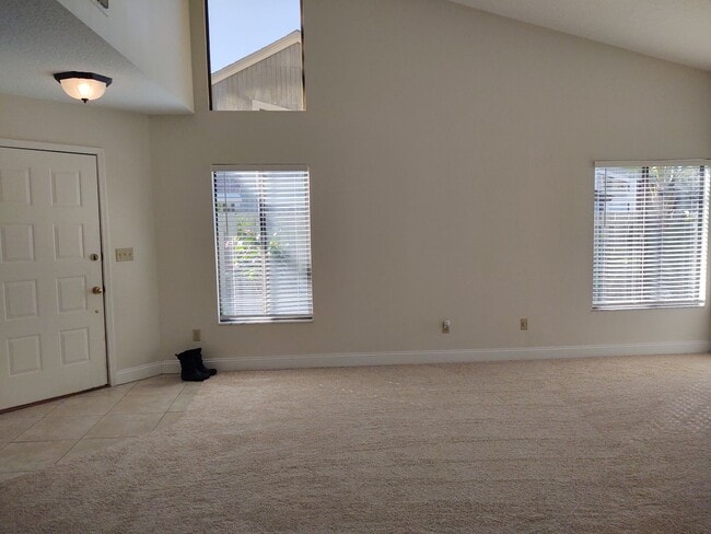 Building Photo - Gorgeous 3 bedroom 2 bath townhome with FL...