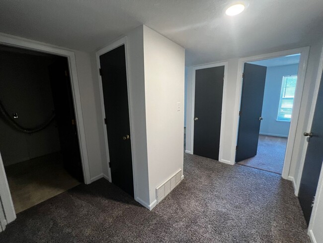 Building Photo - 3 Bedroom/1.5 bathroom Duplex