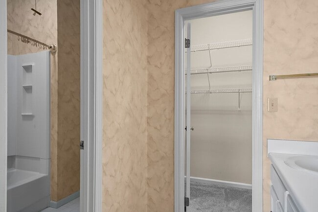 Building Photo - 2 Bed 2 Bath