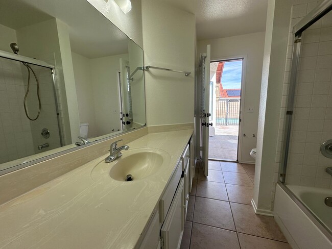 Building Photo - SPACIOUS NEWLY RENOVATED 3BED2BATH HOME WI...