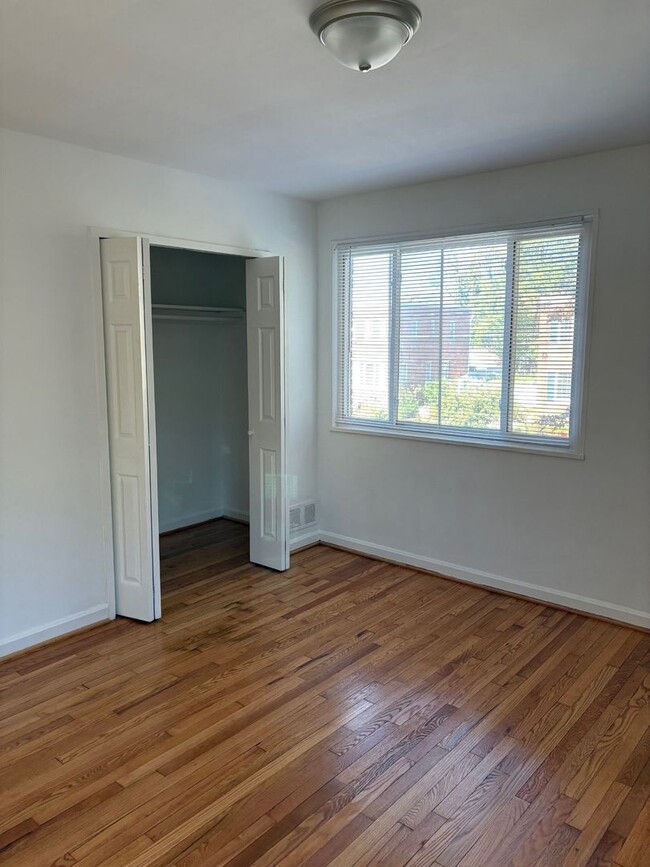 Building Photo - Recently Remodeled 2BR/1BA Three-Level Duplex in Arlington