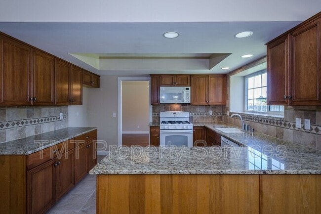 Building Photo - 485 Meadowbrook Dr
