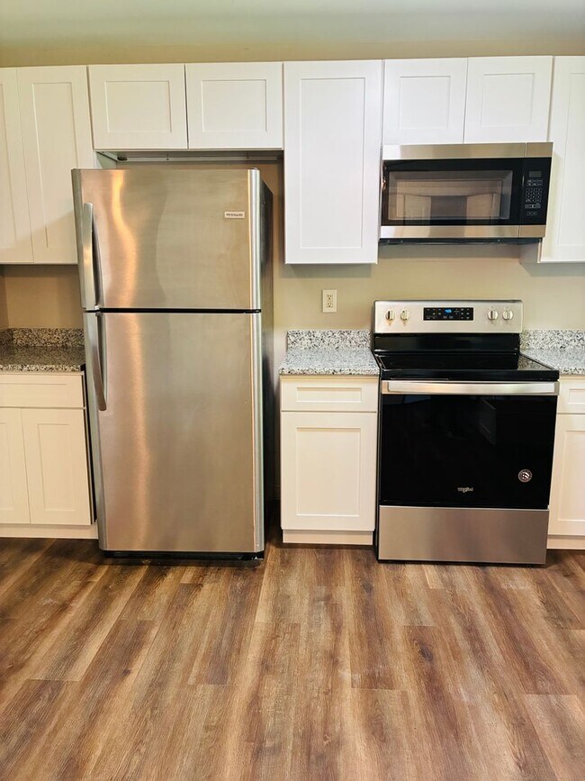 Building Photo - Freshly Renovated 3BR/2BA Home with Huge Fenced Backyard | Section 8 Welcome