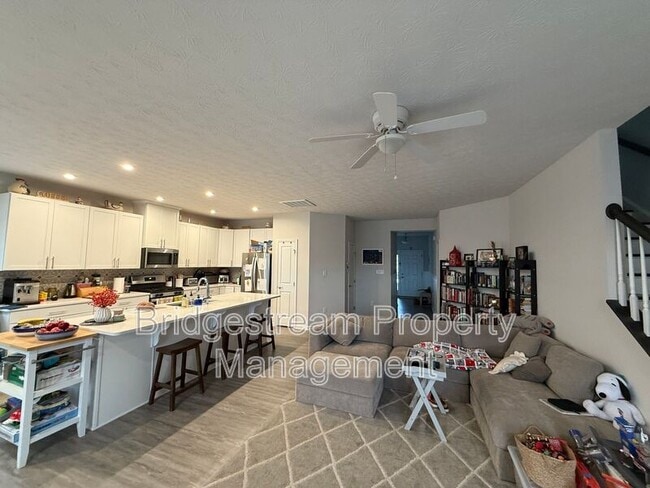 Building Photo - 2194 Schmidt Dr W
