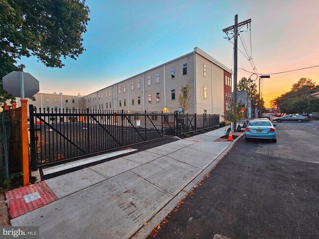 Building Photo - 200 Hamilton Ave