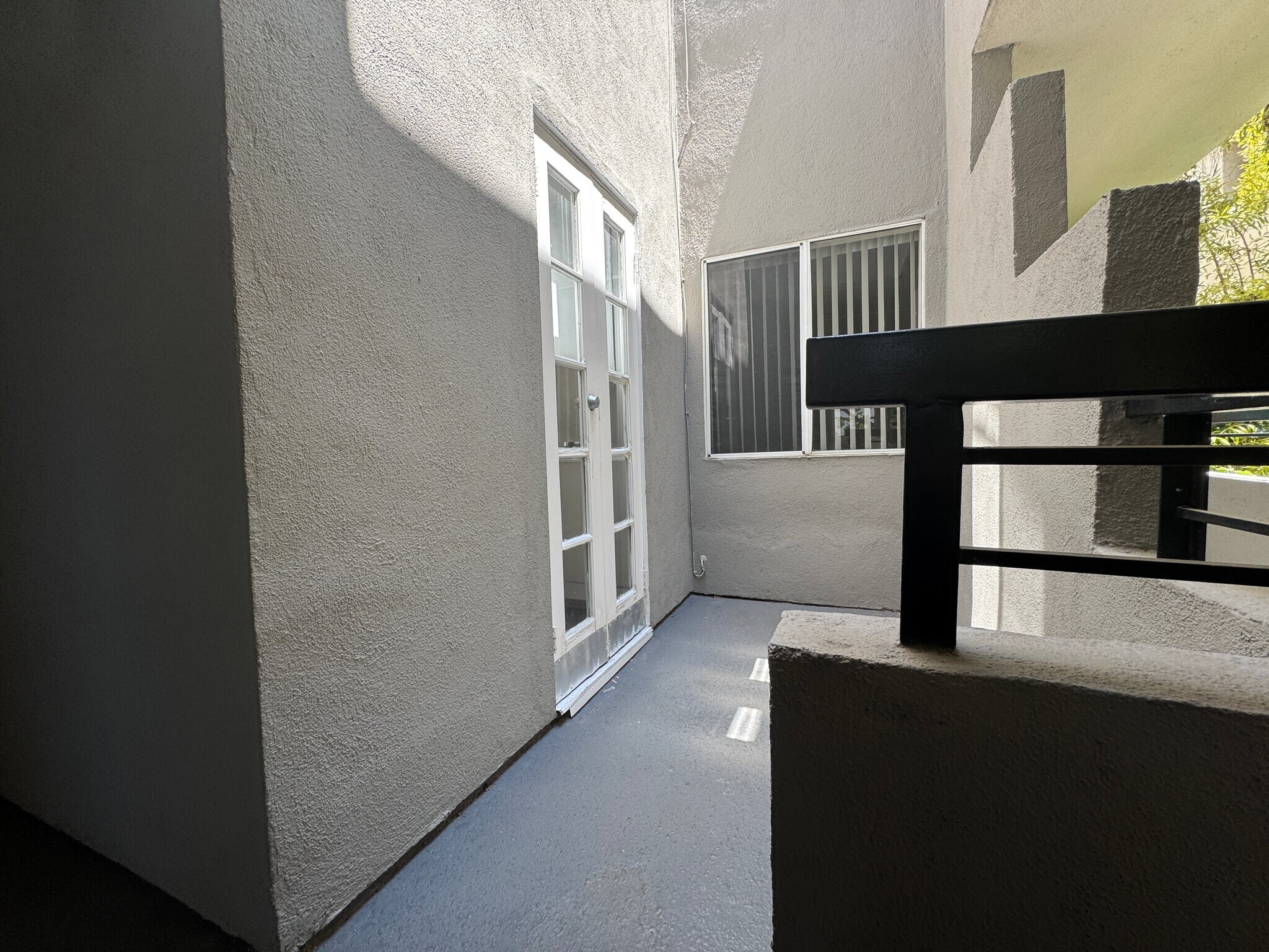 Building Photo - 1215 N Sweetzer Ave