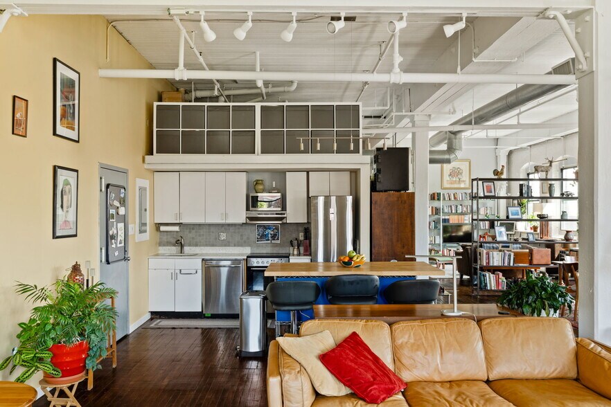 Building Photo - 429 N 13th St