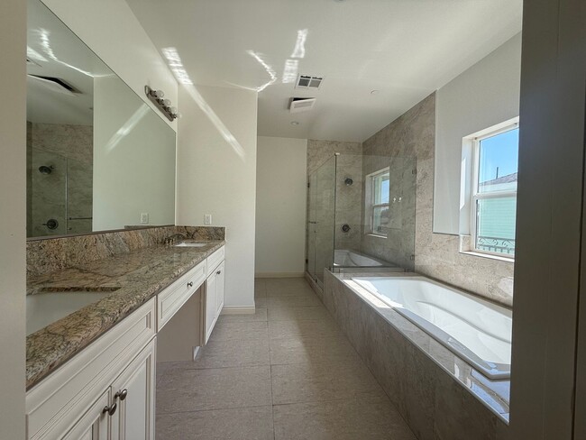 Building Photo - 2132