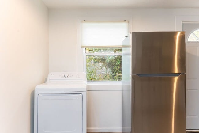 Building Photo - 834 Woodcliff Dr