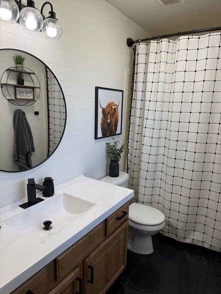 Primary bedroom bathroom - 3835 S Main St