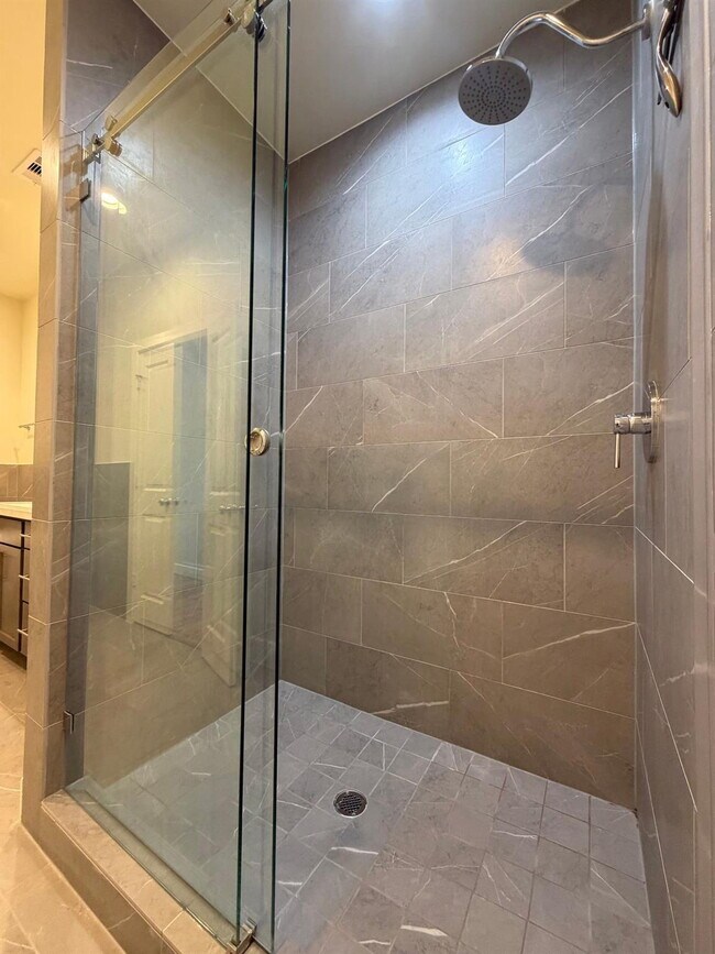 Building Photo - "Charming 3-Bed Oasis with 2.5 Baths in Prime Houston Locale – Discover Your New Home on Haring Ln!"