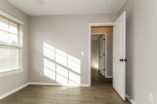 Building Photo - 613 Talon Dr