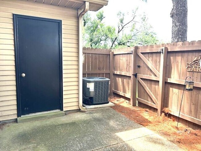 Building Photo - Townhome - 2 Bedroom 1.5 bath