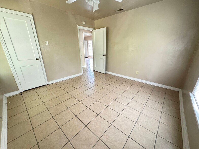 Building Photo - 912-912 Williamson Dr