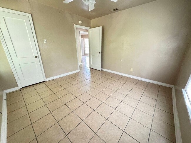 Building Photo - 912-912 Williamson Dr