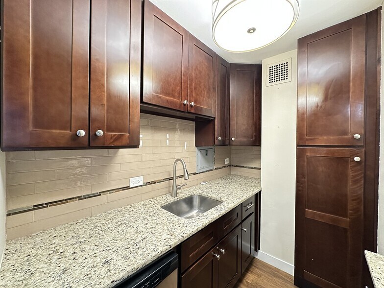 Building Photo - 4180 N Marine Dr