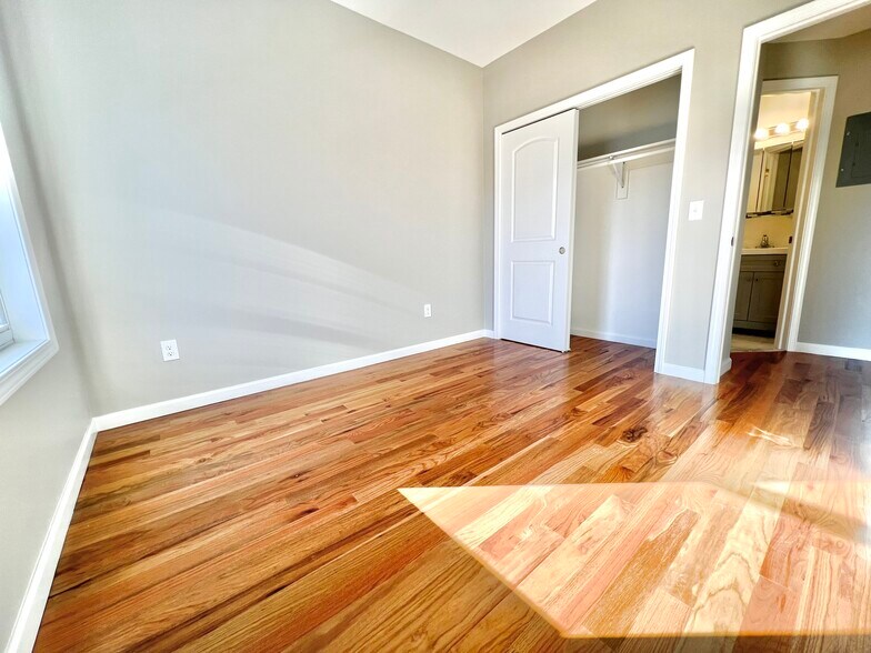 Building Photo - 154 Garside St