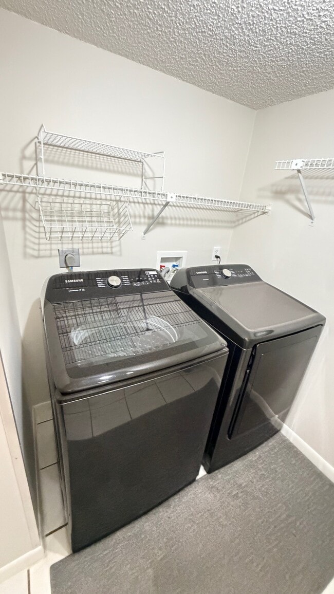 Building Photo - 802 Sky Pine Way