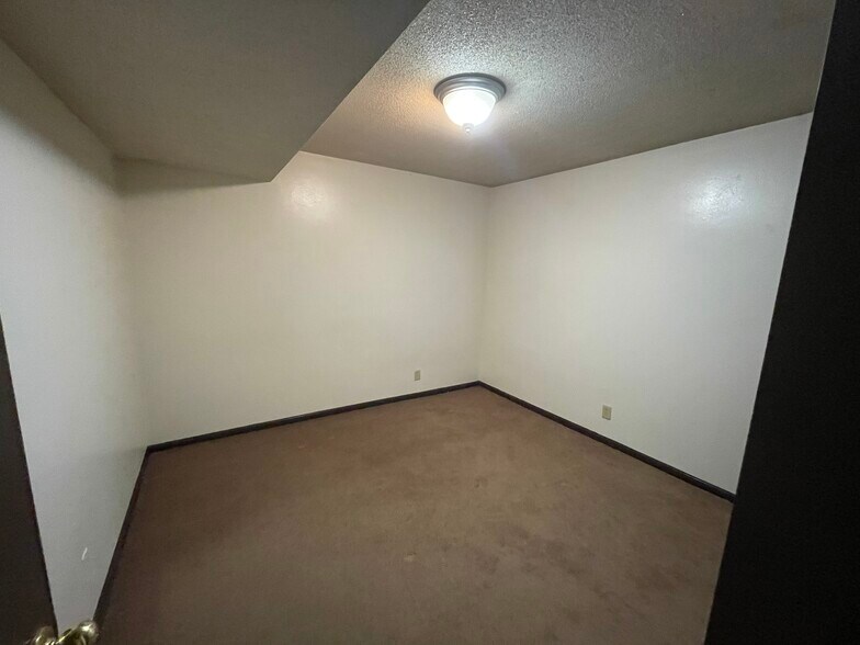 Building Photo - 3102 Alpine Dr