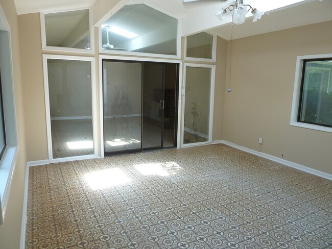 Building Photo - 3 Bed / 2.5 Bath with 2300 Square Feet!! A...
